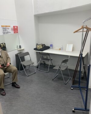 Atsuhiro Tsuda Instagram - 1.手書きの楽屋案内。殴り書きかい！
2.楽屋。3組でこの楽屋はせますぎるやろ！
3.けつがいた。　コントの衣装かなと思ったら漫才衣装かい！
4.けつが携帯見てた。お前まぁまぁ新しいiPhone使っとんのかい！
#けつ
#世界一面白い芸名