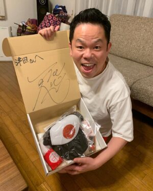 Atsuhiro Tsuda Instagram - 那須川天心君がグッズを送ってくれた！！
いいね！子供がめちゃくちゃ喜んでた。
俺も身につけて強くなる！試合がんばってくてれ！
#那須川天心
#天心グッズ
#ごいごいすー！
#箱で隠してるが下はパン１
#天津
#あると思います！