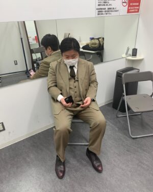 Atsuhiro Tsuda Instagram - 1.手書きの楽屋案内。殴り書きかい！
2.楽屋。3組でこの楽屋はせますぎるやろ！
3.けつがいた。　コントの衣装かなと思ったら漫才衣装かい！
4.けつが携帯見てた。お前まぁまぁ新しいiPhone使っとんのかい！
#けつ
#世界一面白い芸名