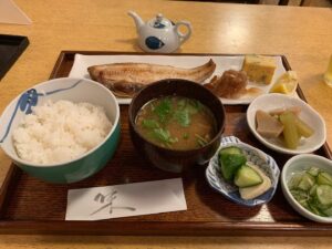 Atsuhiro Tsuda Instagram - 近所の定食屋さん。名前も知らない
でも料理は最高、テーブル席が3つだけ
店に入ると2つのテーブルは常連さんらしき男女のお年寄りが席に着かれていた。
僕は奥の席に着席。縞ほっけ定食を頼む
前の席のおじいちゃんが今日のチャンネルの権限を持っていた。ニュース番組のはしご、店の扉をわざと少し開けているために夜の涼しい風が入ってきてそれも相まってかとても心地が良い
お母さん1人で切り盛りしているが仕事は丁寧で早い、10分もかからぬうちに縞ほっけ定食が来た。ふきと小芋の煮物に胡瓜と生姜の酢の物、胡瓜と大根の糠漬け。
なめこの味噌汁に三つ葉がのっている
ちょっと嬉しい甘めの卵焼き。そして脂の乗った縞ほっけ、店内の常連さんとお母さんの会話はもちろん標準語。でもなぜか懐かしい様な、ちょっと実家を思い出す様な気持ちにさせてくれる。
お母さんがCM見たわよすごい体してるのねと言ってきたからしっかり説明
可愛らしい。前の席のおじいちゃんが携帯を家に忘れたから取りに帰った。そんなお店。ご馳走様でした。

なぁー出版社各位、こんな感じの連載させてくれません？津田の東京孤独グルメみたいな感じで！連絡待ってます！
#ダイアン津田の東京孤独グルメ
#それっぽくは書けるはず！