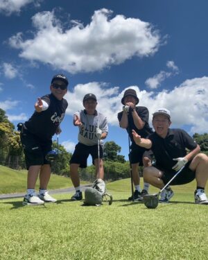 Atsuhiro Tsuda Instagram - ブクロと大輔さんとお知り合いのヤンさんとゴルフ行きました
スコアではブクロと大輔さんには負けましたが、大輔さんが僕に何度もにぎりっぺをして来たので、マナーでは僕の圧勝でした
大輔さんのベストがかかってた最終ホールは入学式の子供くらい緊張してはるのが伝わって来ました
また行きたいです
#ごいごいすー