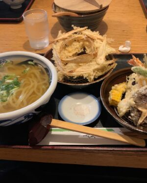 Atsuhiro Tsuda Instagram - 小倉の営業の合間にゴボ天うどんを食べに行った。天ぷらうどんにゴボ天をつけたけど食べきれなかった。超美味しかった
小田はカレーうどん食べてた。なんか腹たった
#ゴボ天うどん
#福岡のうどん大好き
#いなちゃんに後光が差している