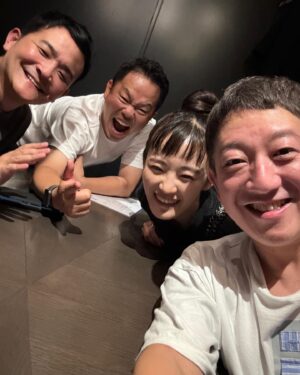 Atsuhiro Tsuda Instagram - 遅ればせながら高橋さんの結婚のお祝いの会をさせてもらいました！超お似合い！久々で楽しかったです！帰りノブさんに乗せてもらってノブさんのマンションの前まで行った、、、昔はよく差し歯が抜けてそれを匂いで、くせぇくせぇ言うてたノブさんが！
酔いが覚めたよ。自分のマンションに帰るのが嫌になったよ
