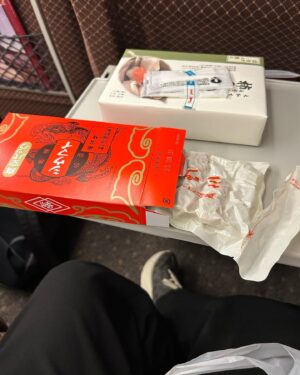 Atsuhiro Tsuda Instagram - 間違って真空パックのやつ買ってもた。
悔しいからもう開けてたべてる。かまへんかまへん
#崎陽軒
#ボナ