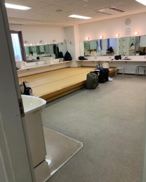 Atsuhiro Tsuda Instagram - 1.今日も手書きでも素敵
2.楽屋ひろっ！綺麗！
3.空気清浄機でかっ！でっか！なにこれ！
でっかー！やばっ！おっきーい！めちゃくちゃでかない？何畳用やねん！デカすぎるやろ！
なんや俺らの吐く空気そんなに汚いってか！こらっ！でっか！めちゃくちゃでかいやん！体育館用か！なんでやねん！おっき！おーきー！
なんでやねん！誰が吐く息が臭いねん！やかましわっ！おっきー！デカすぎやろ！なんでやねん！