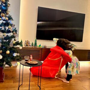 Atsushi Tamura Instagram - 今年もサンタがやって来た^_^
happy holidays🎄
ツリーの下に大きなプレゼントが！
2人の娘が歓喜の声をあげていました。
テンション上がりすぎて床を転げ回わりながらw
2人で大きな袋の中に顔を突っ込んでプレゼントを確認🎁
取り出したあとにプレゼントをギュッと
胸に抱きしめていました✨
サンタさんありがとう♡って窓からお外に向かって
お礼を言ってる2人を見て幸せな気持ちになりました🎄
ヤクルト1000を置いてたらサンタさんちゃんと飲んでたw

娘たちへ
サンタクロースはいます。
サンタさんはあなたたちのことを毎日見守っています。姿は現さないけれどサンタクロースは存在します。そしていつの日かあなたたちもサンタクロースになることができます。そんな日が来たらパパとママに相談してください。サンタになる方法を教えます♡
　　　　　　　　　　　　　　　　　　　パパより