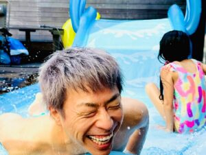 Atsushi Tamura Instagram - 簡易的なウォータースライダー
娘たちと一緒になって遊びました
娘たちより楽しんだのかも知れません
意外とスピード出る💦

娘たちへ
周りの目を気にしすぎてはダメだよ。他人の軸で生きる様になると苦しくなるから…あくまでも自分がどうしたいか？何をしたいか？大切なのは自分軸だからね。自分軸を持つためには周りと比べないこと、周りの目を気にし過ぎないこと、パパはこれをあなたたちのバアバから教わりました。2人もそうあって欲しい。　　　　　　　　　　　　
　　　　　　　　　　　　　　　　　パパより