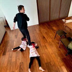 Atsushi Tamura Instagram - 仕事に行かないで！
足の動きを封じるとは！？
おぬしたちなかなかやりおるのぉ💦

娘たちへ
休日、祝日などが関係ない仕事の為に、なかなかゆっくり過ごすことはできないけれど、パパはこの仕事が楽しくて仕方ないです。パパもあなた達がやりたい事をやってる姿を見るのがとても嬉しいので、あなた達がやりたい事を優先してやってください！この先も色々意見することはあるだろうけれど、最終的にはあなた達の笑顔が増える選択をしてください。　　　　　　　　パパより