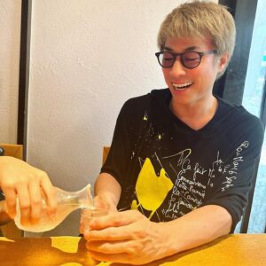Atsushi Tamura Instagram - ラスベガスから帰国後
どうしても和食を食べたくてお蕎麦屋さんに…
久しぶりに日本酒でも飲むかと、店長のオススメの日本酒を注文。はじめて長女がお酌をしてくれました。

うまいね🍶

娘たちへ
会社の飲み会などで、上司にお酌をしないと評価してくれない様な会社には入らない方が良いし、入った後にそれがわかったらすぐに辞めなさい。そんな事で評価する会社はロクでもない会社だから…でもあなた達が大切だと思う人には、心を込めてお酌してあげてください。
　　　　　　　　　　　　パパより