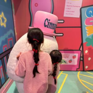 Atsushi Tamura Instagram - サンリオ大好き姉妹
サンリオピューロランドで大はしゃぎ✨
長女(7歳)はシナモロールが推し
次女(3歳)はポムポムプリン推し
パパはクロミちゃん推し
キティちゃん前で正座してる我が娘を見て、
改めてキティ先生の偉大さを知る。

娘たちへ
推しがいる生活は人生を豊かにしてくれるよ
思う存分推しなさい！推して推して推しまくれ^_^
推せる時間は意外と短いのかもしれない…
だから推せるときに推せるだけ推せ！

　　　　　　　　　　　　　　パパより

追記
パパはシナモロールのことをシナモンロールだと思ってました💦

#サンリオ　 #シナモロール  #ポムポムプリン 
#サンリオピューロランド