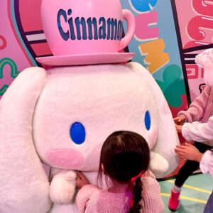 Atsushi Tamura Instagram - サンリオ大好き姉妹
サンリオピューロランドで大はしゃぎ✨
長女(7歳)はシナモロールが推し
次女(3歳)はポムポムプリン推し
パパはクロミちゃん推し
キティちゃん前で正座してる我が娘を見て、
改めてキティ先生の偉大さを知る。

娘たちへ
推しがいる生活は人生を豊かにしてくれるよ
思う存分推しなさい！推して推して推しまくれ^_^
推せる時間は意外と短いのかもしれない…
だから推せるときに推せるだけ推せ！

　　　　　　　　　　　　　　パパより

追記
パパはシナモロールのことをシナモンロールだと思ってました💦

#サンリオ　 #シナモロール  #ポムポムプリン 
#サンリオピューロランド