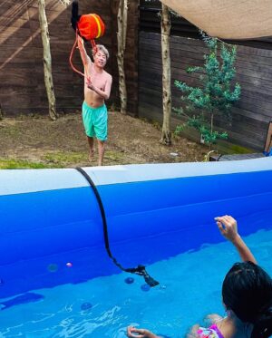 Atsushi Tamura Instagram - 水難事故が多い季節
娘が溺れたことを想定しての救助訓練をしました。今回購入したのは浮き輪、救命胴衣、そして救助ロープ。救助の専門家の方に浮力を持たない人が溺れてる人を助けられる率はとても低いとのこと…泳ぎに自信がないので、救命胴衣を必ず側に置いて海や川のレジャーを楽しむことにします。みなさんも浮力を是非お側に！

娘たちへ
海や川で遊ぶのは楽しいけれど、自然はとても厳しのでしっかりと備えをして遊んでね。特に川は急に深くなったり、流されたりすることを頭に入れて遊んでね　　　　　　パパより

※庭の土が硬くなって芝生が育たなく、見苦しくて申し訳ないっす