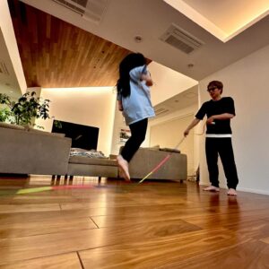Atsushi Tamura Instagram - 大縄飛び
雨が降ってる日だったので、自宅で大縄飛びをしました。
長女は大縄に入るタイミングをバッチリと合わせられるけれど、3歳の次女はまだタイミングが合わないみたいw大丈夫いつの日かタイミング合うから！パパは小学生の頃タイミング合わせられたんだけど…大人になってとても怖くなりましたww

娘たちへ
家で大縄飛びするなんてありえない！信じられない！教育に良くない！床が痛むからやめた方がいい！などなどSNSを利用してると色んな声が寄せられます。‪ひとつの意見として耳を傾けるくらいは良いけれど、他人の意見に支配されてはダメだよ🙅あと他人を支配しようとするのもダメだよ🙅

みんなはそうでも‬
私ははこう！
と言える人間になって欲しい
(ルール内において)

パパはそう願っています。しっかりと自分を持って楽しく生きてね♡
　　　　　　　　　　　　　　　　　　　
　　　　　　　　　　　　　　　　　　パパより