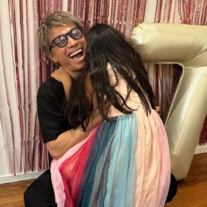 Atsushi Tamura Instagram - 長女が７歳になりました。
すくすく成長して、小学生になり、自転車乗れるようになり、鉄棒で逆上がりができるようになりました。四つ下の妹への本の読み聞かせもしてくれるようになって、この1年でかなり成長したと思う。嬉しい☺️

娘たちへ
お誕生日の度に伝えることになると思うけれど、周りはあなたのお誕生日を盛大に祝ってくれると思う、それは感謝しなくてはいけないことだけど、１番の感謝は命懸けであなたをこの世に産んでくれたママに伝えてください。

７歳のお誕生日おめでとう♡  パパより