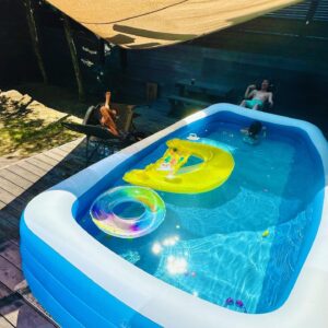 Atsushi Tamura Instagram - 本日、田村家プール開き
長女とはじめてのサウナに入って
ととのうを体験中^_^
雲ひとつない青空の下で満喫中
娘と共通の楽しみがまた増えた✨

娘たちへ
サウナはちゃんとサウナ→水風呂→外気浴この過程を通ってはじめてサウナと言えるので、ただ暑いのを我慢するだけのサウナはしないようにね
　　　　　　　　　　　　パパより

※サウナはすごく短い時間にしてるのでご心配なさらずに…なんちゃってサウナにしてるので