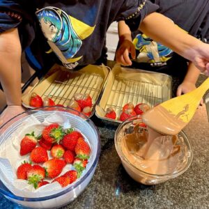 Atsushi Tamura Instagram - バレンタインデー♡
娘たちがチョコの塊が苦手な僕のために苺にちょこっとチョコをつけた手作りバレンタインを用意してくれました^_^長女が次女に教えながら作ったそうです^_^長女が手紙をしっかりと書けるようになったので、それも嬉しい✨そして…この催しを仕切ってくれてる妻にも感謝です✨

娘たちへ
チョコありがとう♡パパは毎年君たちのチョコを楽しみにしているし、毎年このチョコを食べるときにとても幸せな気持ちにさせてもらっています。だからバレンタインには本当に好きな人にだけチョコを渡してください🍫義理チョコなんて渡す必要ないからね！日頃のお世話になってる人への感謝はその人のお誕生日にすると良いよ。バレンタインはあなた達が、パパくらい好きな人とパパにだけ渡して下さい^_^
　　　　　　　　　　　　　　　パパより