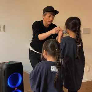 Atsushi Tamura Instagram - 歌のレッスン
パパのLIVEを見てから、歌いたくなった2人に
マイクとスピーカーを倉庫から引っ張り出してきました！
自らが何かをやってみたいと一歩踏み出した瞬間は
パパとしてはとても嬉しく感じる瞬間です✨

娘たちへ
これはパパがバアバから教わった大切な言葉です。
「興味持ったらなんでもやってみなさい」
「三日坊主上等！」
日本では一度やり始めたら、しばらく続けなさい
続けることが美徳とされる中、パパは嫌ならすぐに辞めて良いから興味を持ったことは何でもやってみなさいと教わりました。すぐに辞めてもいいけど、その代わり辞めたくなった理由と次にやってみたいことをセットで提出しなさいと言われていたので、色んなことに臆することなく挑戦できるようになったと思う。2人にもそうであって欲しいと願います。

　　　　　　　　　　　　　　　　　　　パパより