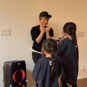 Atsushi Tamura Instagram - 歌のレッスン
パパのLIVEを見てから、歌いたくなった2人に
マイクとスピーカーを倉庫から引っ張り出してきました！
自らが何かをやってみたいと一歩踏み出した瞬間は
パパとしてはとても嬉しく感じる瞬間です✨

娘たちへ
これはパパがバアバから教わった大切な言葉です。
「興味持ったらなんでもやってみなさい」
「三日坊主上等！」
日本では一度やり始めたら、しばらく続けなさい
続けることが美徳とされる中、パパは嫌ならすぐに辞めて良いから興味を持ったことは何でもやってみなさいと教わりました。すぐに辞めてもいいけど、その代わり辞めたくなった理由と次にやってみたいことをセットで提出しなさいと言われていたので、色んなことに臆することなく挑戦できるようになったと思う。2人にもそうであって欲しいと願います。

　　　　　　　　　　　　　　　　　　　パパより