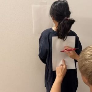 Atsushi Tamura Instagram - 背中で伝達お絵描きゲーム
背中で感じたままを自分の目の前の用紙に表現して、どのくらい正確に伝わったかを楽しむゲームを娘たちとやりました。あっという間に沢山の絵が出来上がりました。娘たちは田村家美術館と名付けていました^_^

娘たちへ
家族で遊んで楽しかったことをあなた達が大きくなったら周りの人にも教えてあげてください。率先して楽しんで、周りを笑顔にすることを心がけてくださいね。自分が楽しんでることと周りが楽しんでることが同じ分量をパパは心がけてます^_^  パパより