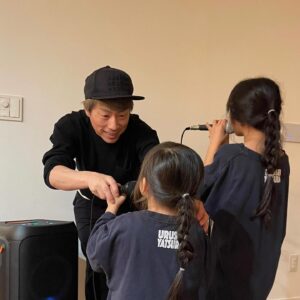 Atsushi Tamura Instagram - 歌のレッスン
パパのLIVEを見てから、歌いたくなった2人に
マイクとスピーカーを倉庫から引っ張り出してきました！
自らが何かをやってみたいと一歩踏み出した瞬間は
パパとしてはとても嬉しく感じる瞬間です✨

娘たちへ
これはパパがバアバから教わった大切な言葉です。
「興味持ったらなんでもやってみなさい」
「三日坊主上等！」
日本では一度やり始めたら、しばらく続けなさい
続けることが美徳とされる中、パパは嫌ならすぐに辞めて良いから興味を持ったことは何でもやってみなさいと教わりました。すぐに辞めてもいいけど、その代わり辞めたくなった理由と次にやってみたいことをセットで提出しなさいと言われていたので、色んなことに臆することなく挑戦できるようになったと思う。2人にもそうであって欲しいと願います。

　　　　　　　　　　　　　　　　　　　パパより