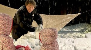 Atsushi Tamura Instagram - 雪だるまつくぅーろぉー♪
そんな歌でお誘い受けたら作るしかないよな✨
山口県下関市で育ったパパは雪だるま作ったことが無かったんだけど…作ってみたらすごく難しかった^_^

娘たちへ
雪だるま作ってる時に目も鼻も手もニンジンで簡単に済ませようとしたパパにボタンはこれを使おうよと石を探して持って来てくれたことがとても嬉しかったよ。全部ニンジン色だと可愛くないとアドバイスしてくれた事がとても嬉しくも、頼もしくも思えたよ。帽子のアイデアもマフラーのアイデアパパにはない発想でした。何かひと手間加えると作品はグッと良くなるよね✨パパは2人に気づかされたよ^_^ありがとう　　　　パパより
