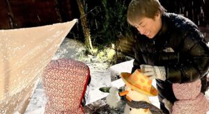 Atsushi Tamura Instagram - 雪だるまつくぅーろぉー♪
そんな歌でお誘い受けたら作るしかないよな✨
山口県下関市で育ったパパは雪だるま作ったことが無かったんだけど…作ってみたらすごく難しかった^_^

娘たちへ
雪だるま作ってる時に目も鼻も手もニンジンで簡単に済ませようとしたパパにボタンはこれを使おうよと石を探して持って来てくれたことがとても嬉しかったよ。全部ニンジン色だと可愛くないとアドバイスしてくれた事がとても嬉しくも、頼もしくも思えたよ。帽子のアイデアもマフラーのアイデアパパにはない発想でした。何かひと手間加えると作品はグッと良くなるよね✨パパは2人に気づかされたよ^_^ありがとう　　　　パパより