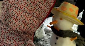 Atsushi Tamura Instagram - 雪だるまつくぅーろぉー♪
そんな歌でお誘い受けたら作るしかないよな✨
山口県下関市で育ったパパは雪だるま作ったことが無かったんだけど…作ってみたらすごく難しかった^_^

娘たちへ
雪だるま作ってる時に目も鼻も手もニンジンで簡単に済ませようとしたパパにボタンはこれを使おうよと石を探して持って来てくれたことがとても嬉しかったよ。全部ニンジン色だと可愛くないとアドバイスしてくれた事がとても嬉しくも、頼もしくも思えたよ。帽子のアイデアもマフラーのアイデアパパにはない発想でした。何かひと手間加えると作品はグッと良くなるよね✨パパは2人に気づかされたよ^_^ありがとう　　　　パパより