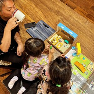 Atsushi Tamura Instagram - 次女が成長して
姉妹で遊ぶ機会が増えてきました。
人形で遊ぶ時、以前はパパが何役もこなしてましたが、今は割り当てられる人形が1人になったので、コーヒーを飲みながら遊ぶ余裕ができました。設定は幼稚園だったので、お昼寝の時は何もすることがなかった…驚いたのは児童がお昼寝してる時に、先生役の長女がブランコこぎまくって、『私だってブランコしたいのよぉ〜』というセリフが出て来た時、大人の気持ち代弁してる！とビックリしました。

娘たちへ
あなたの気持ちを1番大切にして欲しい！だけど周りの人がどんな気持ちでいるのか？という想像力を働かせることができる人になってください。1人で生きていくことはできないのだから、他者とどのように関わるか？他者と関わるならその人の気持ちを想像できるとより良いコミュケーションが取れると思うよ。
　　　　　　　　　　　　パパより