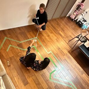 Atsushi Tamura Instagram - 娘たちがゲームを作ってみたいと言うので…小学生の頃に作ったことがあるゲームを３人で作ってプレイしてみました😃養生テープでクネクネの道を作って、ペットボトルに括り付けた紐を３人で協力しながら引っ張り道を進むゲーム、倒れたらスタートからやり直しって単純なルールですが、３人でケラケラ笑いながらプレイしました。

娘たちへ
自分たちで作ってみるという考えを持ち続けてください。きっとこの先の社会はどんどん便利なものが増えて、それを利用してれば満足いくし、特に困ることはないと思うけれど、あなたたちは今回ゲームを自分の力で作って楽しむことができたのだから、この先もきっとそれができるはず！あなたたちは作れるんだ！生み出すことができるんだ！ということを忘れないでね　　　パパより