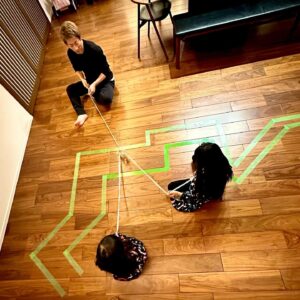 Atsushi Tamura Instagram - 娘たちがゲームを作ってみたいと言うので…小学生の頃に作ったことがあるゲームを３人で作ってプレイしてみました😃養生テープでクネクネの道を作って、ペットボトルに括り付けた紐を３人で協力しながら引っ張り道を進むゲーム、倒れたらスタートからやり直しって単純なルールですが、３人でケラケラ笑いながらプレイしました。

娘たちへ
自分たちで作ってみるという考えを持ち続けてください。きっとこの先の社会はどんどん便利なものが増えて、それを利用してれば満足いくし、特に困ることはないと思うけれど、あなたたちは今回ゲームを自分の力で作って楽しむことができたのだから、この先もきっとそれができるはず！あなたたちは作れるんだ！生み出すことができるんだ！ということを忘れないでね　　　パパより