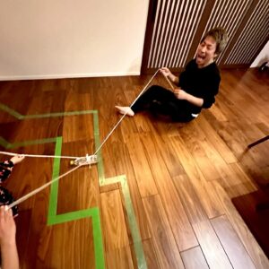 Atsushi Tamura Instagram - 娘たちがゲームを作ってみたいと言うので…小学生の頃に作ったことがあるゲームを３人で作ってプレイしてみました😃養生テープでクネクネの道を作って、ペットボトルに括り付けた紐を３人で協力しながら引っ張り道を進むゲーム、倒れたらスタートからやり直しって単純なルールですが、３人でケラケラ笑いながらプレイしました。

娘たちへ
自分たちで作ってみるという考えを持ち続けてください。きっとこの先の社会はどんどん便利なものが増えて、それを利用してれば満足いくし、特に困ることはないと思うけれど、あなたたちは今回ゲームを自分の力で作って楽しむことができたのだから、この先もきっとそれができるはず！あなたたちは作れるんだ！生み出すことができるんだ！ということを忘れないでね　　　パパより