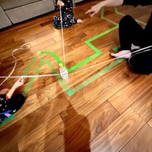 Atsushi Tamura Instagram - 娘たちがゲームを作ってみたいと言うので…小学生の頃に作ったことがあるゲームを３人で作ってプレイしてみました😃養生テープでクネクネの道を作って、ペットボトルに括り付けた紐を３人で協力しながら引っ張り道を進むゲーム、倒れたらスタートからやり直しって単純なルールですが、３人でケラケラ笑いながらプレイしました。

娘たちへ
自分たちで作ってみるという考えを持ち続けてください。きっとこの先の社会はどんどん便利なものが増えて、それを利用してれば満足いくし、特に困ることはないと思うけれど、あなたたちは今回ゲームを自分の力で作って楽しむことができたのだから、この先もきっとそれができるはず！あなたたちは作れるんだ！生み出すことができるんだ！ということを忘れないでね　　　パパより