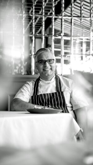 Atul Kochhar Instagram - Our ‘Chai Chat’ series is back with @chefatulkochhar! ☕️

Take a seat with the celebrity chef himself, and hear about how his standout dishes keep up with the latest culinary trends, while also remaining true to Kanishka’s roots here in the heart of Mayfair 🇮🇳

#mayfairlondon #chickentikka #cheftalk