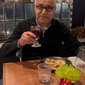 Atul Kochhar Instagram - May this season find you among those you love, sharing in the twin glories of generosity and gratitude. 🤗

Wishing everyone a Merry Christmas 🎄⛄🌼😊 Let there be light and laughter for you and your family. ❤️
.
.
.
.
#merrychristmas #atulkochhar #michelinstar #michelinstarchef #atulkochharrestaurants #christmastime #londonrestaurants #christmasfeast #britindian #holiday #happynewyear #mulledwine