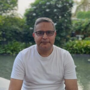 Atul Kochhar Instagram - Something is brewing up!! 😍
.
.
.
.
Excited to bring in a new fun series "JK with AK- Just Kidding" 😎🌼 Unveiling the fun side of me.. after all life is about having fun and enjoying it to the core 🎊🤗 Had super amazing time while shooting for this one. 🌼

#atulkochhar #atulkochharrestaurants #michelinstar #jkwithak #justkidding #newseries #cheflife