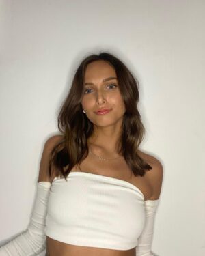 Audrey Blanchet Instagram - La magie de Sab pour ramener mes petits cheveux en santé🧚🏻 

Hairstylist: @hairbysabryna 

Si ça t’intéresse, en prenant rdv, donne mon nom pour 15% de rabais sur n’importe quel service *avec Sab seulement