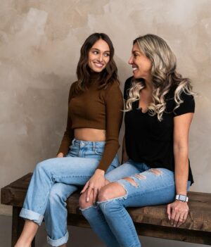 Audrey Blanchet Instagram - C’est demain que notre premier épisode @entremereetfille.podcast sera diffusé✨ 

📸: @iamstevedaniel & @thisispav