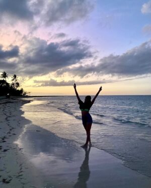 Audrey Blanchet Instagram - Mon expérience à @liledelamourtva se termine. Ce mardi, je reviens au Québec retrouver mon petit monde✈️

J’ai vécu une expérience inoubliable, marquante et remplie d’émotions. Je l’assume, je suis une hypersensible, je vis mes émotions à fond et j’aime fort. Dans la villa, nous sommes 24h/24, 7 jours sur 7, avec la même gang et couper du monde extérieur. Veut veut pas, tout ça fait en sorte que les liens d’attachement sont plus intenses💫

Je suis tellement reconnaissante des rencontres et des apprentissages qui en suivent. 

Même si la fin de mon séjour est difficile, j’en ressors gagnante et la tête haute. Merci pour la belle dose d’amour que je reçois depuis ma sortie. Ça me touche, vous ne savez même pas à quel point💜
