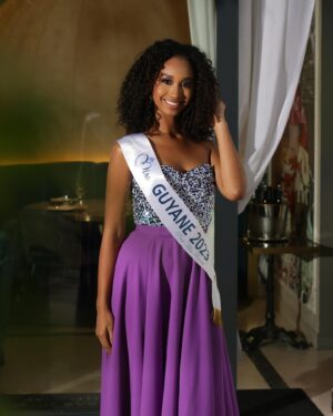 Audrey Ho-Wen-Tsaï Instagram - Tic-Tac ⏳

Plus que 10 jours avant le grand show ! 
J'ai tellement hâte de représenter ma belle GUYANE lors de ce Prime. 🥰
C'est incroyable de voir à quelle vitesse cette aventure passe.

En tout cas, je voulais vous dire que tout se passe bien. Les entraînements s'enchaînent et je passe de super moments avec ma promo. 🥰

Restez connectés 😉 et merci encore de me suivre depuis le début de cette aventure !

D.A @monsieurjoanesstudio 
💄/💇🏽‍♀️ @monsieurjoanesstudio 
🪡 @hugodesloges 

📸 @monsieurjoanesstudio 

#missguyane2023 #missfrance2024 #purple