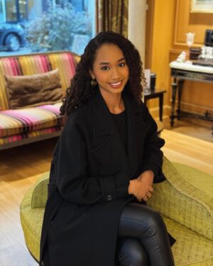 Audrey Ho-Wen-Tsaï Instagram - Hello tout le monde, j’espère que vous allez bien 🤍

Je vous dévoile quelques photos spontanées que j’ai prises durant ce week-end à Paris. J’espère que cela vous plaira 😉

Ce fut un week-end court mais bien chargé et je remercie l’ @officeducarnavalpeyiguyane , @guyane_tourisme et @ctdeguyane de m’avoir permis de me déplacer pour promouvoir notre culture guyanaise 🥰

Merci à @nath_vernet qui s’est improvisée photographe durant ces derniers jours 🤭 

#missguyane #paris #lifestyle #guyanefrançaise