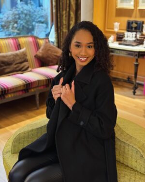 Audrey Ho-Wen-Tsaï Instagram - Hello tout le monde, j’espère que vous allez bien 🤍

Je vous dévoile quelques photos spontanées que j’ai prises durant ce week-end à Paris. J’espère que cela vous plaira 😉

Ce fut un week-end court mais bien chargé et je remercie l’ @officeducarnavalpeyiguyane , @guyane_tourisme et @ctdeguyane de m’avoir permis de me déplacer pour promouvoir notre culture guyanaise 🥰

Merci à @nath_vernet qui s’est improvisée photographe durant ces derniers jours 🤭 

#missguyane #paris #lifestyle #guyanefrançaise