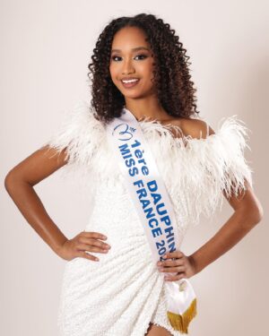 Audrey Ho-Wen-Tsaï Instagram - ✨Always be Glamourous✨ 

Premier shooting officiel de notre 1ère dauphine de Miss France 2024 ! 📸✨ @audreyhowentsaioff 

Nous sommes fiers de partager avec vous ce moment spécial où notre magnifique dauphine a brillé devant l’objectif. Elle incarne à merveille la beauté, l’élégance et la grâce.

En cette période de Noël, nous tenons à vous souhaiter à tous un joyeux Noël et de merveilleuses fêtes de fin d’année. Profitez de chaque instant avec vos proches, partagez des moments de bonheur et de joie.

Nous espérons que vous pourrez également prendre du temps pour vous, vous reposer et vous ressourcer pendant ces vacances bien méritées. Prenez soin de vous et rechargez vos batteries pour une rentrée pleine d’énergie et de succès.

Nous avons hâte de vous retrouver très bientôt pour de nouvelles aventures et de nouveaux projets. Restez connectés, car de belles surprises vous attendent !

En attendant, profitez de chaque instant, savourez chaque sourire et créez des souvenirs inoubliables. Joyeux Noël et bonnes vacances à tous ! 🎄🎁✨

D.A, MUA &  coiffure: @monsieurjoanes 
🪡 : @promulias 
 
📸: @monsieurjoanesstudio 
📍: @studiosainthonore 

#1eredzuphineMissFrance2024 #ShootingOfficiel #Noël #FêtesDeFinDAnnée #Vacances #Rentrée #Profitez #Bonheur #Succès #Souvenirs #JoyeuxNoël #BellesSurprises #missguyane2023
