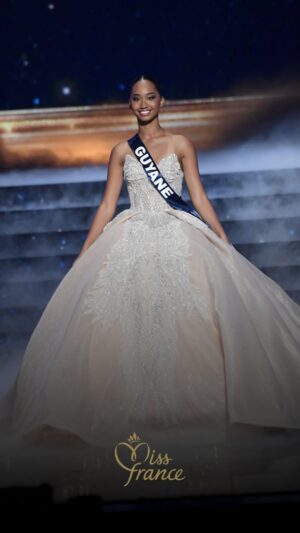 Audrey Ho-Wen-Tsaï Instagram - Miss France 2024 🇫🇷

Petit retour sur tous les passages de notre belle 1ère Dauphine @audreyhowentsaioff 😍
Faisait-elle partie de vos favorites ?🤍

#missfrance #missfrance2024 #missguyane #missguyane2023 #guyane
