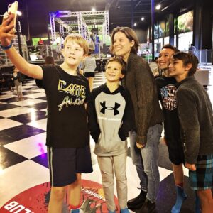 Audrey Marie Anderson Instagram - These boys are big fans and they put a big smile on my face today. They’re super excited about the crossover!! Tonight!
#arrow #crisisoninfiniteearths