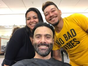 Augusto Garcia Instagram - Meus sinceros agradecimentos a esses dois que todos os dias me ajudam na construção do personagem. Muito obrigado @carolinekathleenmakeup @isaiastonny 💚 Vocês estão em cena comigo em cada respiração do Áquis! #novela #serie #recortv