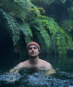Augusto Schuster Instagram - El Sur de Chile y sus maravillas ✨🌱🍃 @termaselrincon Gracias por hacer de este viaje aún mas especial.. 💚 Gorrito pa la 👨🏻‍🦲