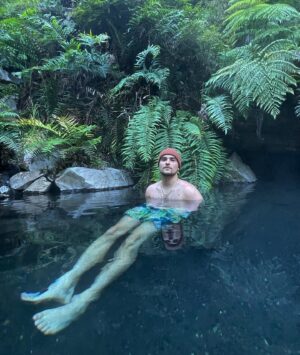 Augusto Schuster Instagram - El Sur de Chile y sus maravillas ✨🌱🍃 @termaselrincon Gracias por hacer de este viaje aún mas especial.. 💚 Gorrito pa la 👨🏻‍🦲