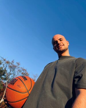 Augusto Schuster Instagram - Un poquito de 2022! 🤍✨ Feliz año a todas las personas que me acompañan en lo que hago y de alguna manera me alimentan a ser mejor persona y artista.. VAMOS 2023 q se viene con todoo!! 🚀❤️