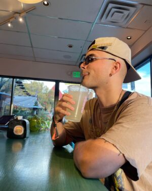 Augusto Schuster Instagram - Cuando agarra sed 🥤🍔🌱