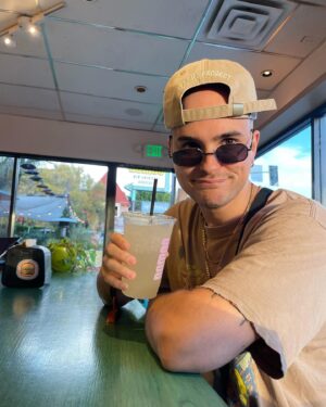 Augusto Schuster Instagram - Cuando agarra sed 🥤🍔🌱